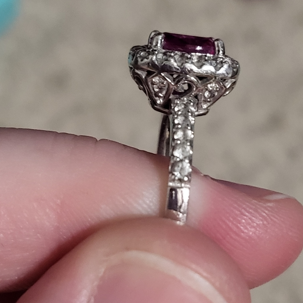 Ruby ring with diamond chips - Picture 7 of 9